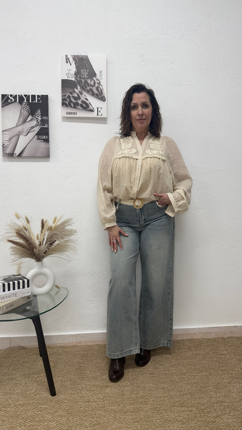 Blusa beige con bordado floral