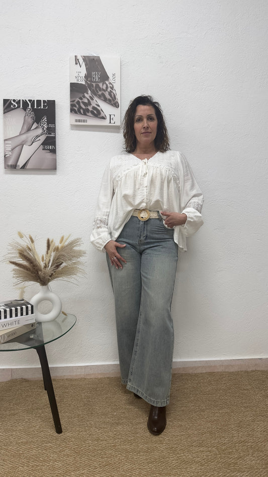 Blusa blanca con bordado floral