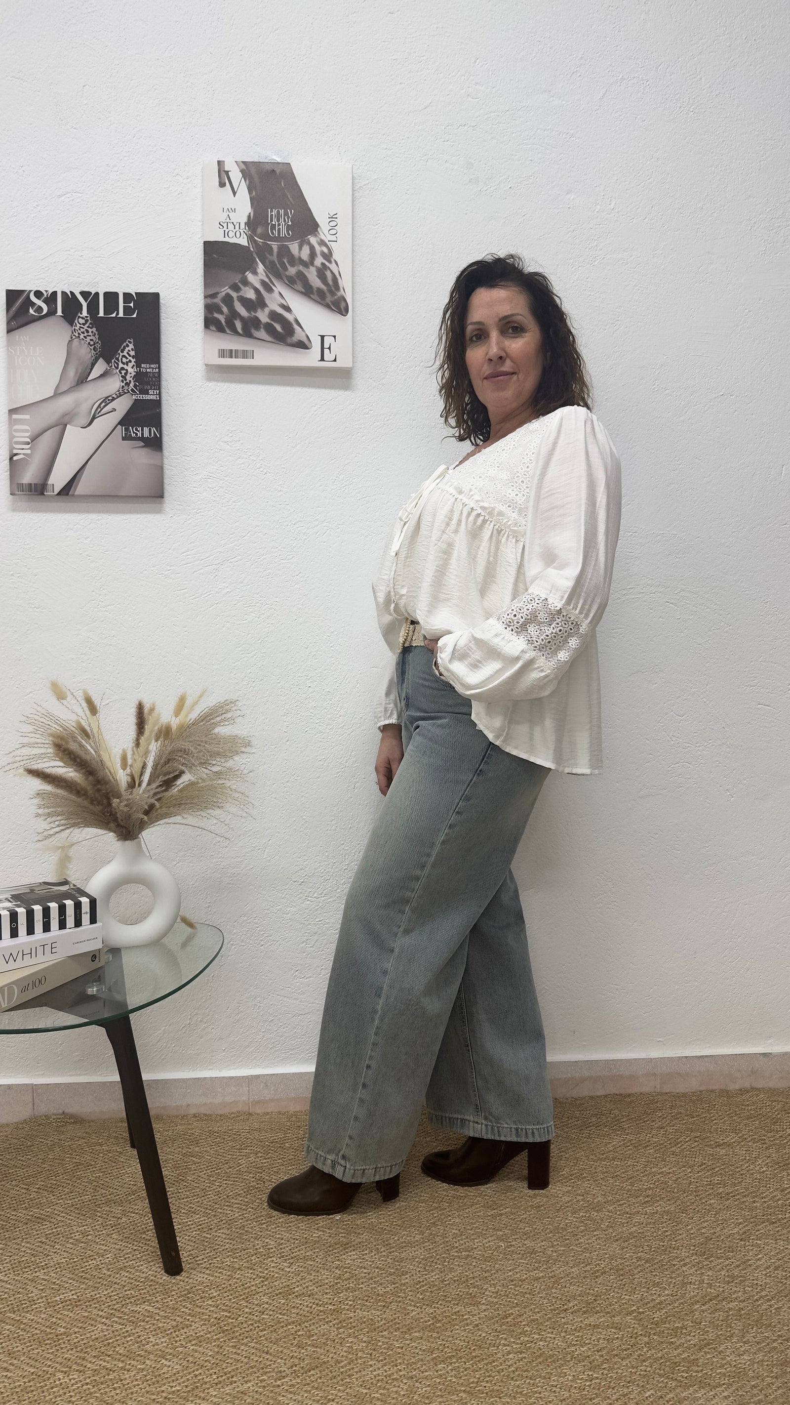 Blusa blanca con bordado floral