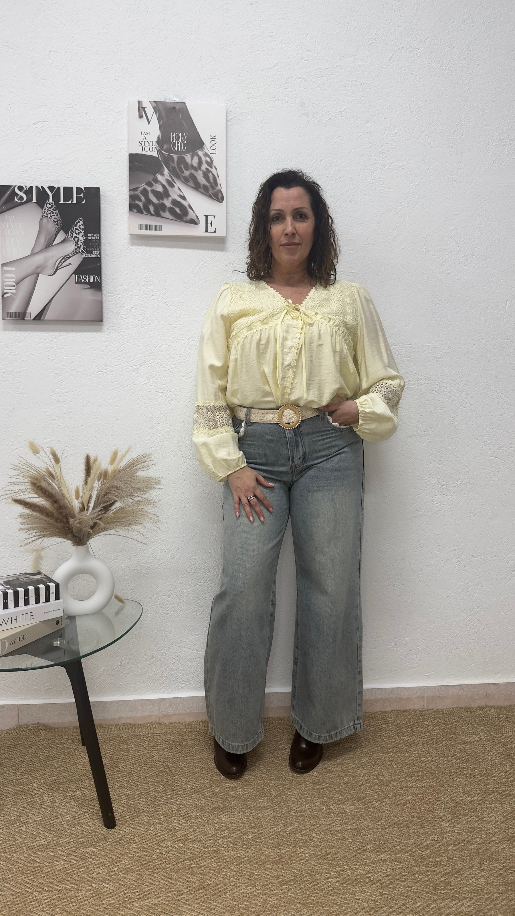 Blusa amarilla con bordado floral