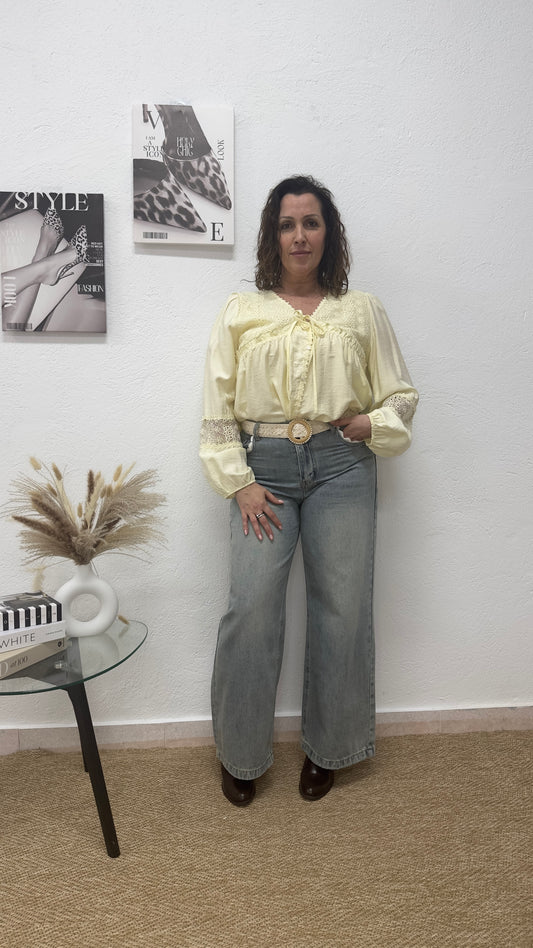 Blusa amarilla con bordado floral