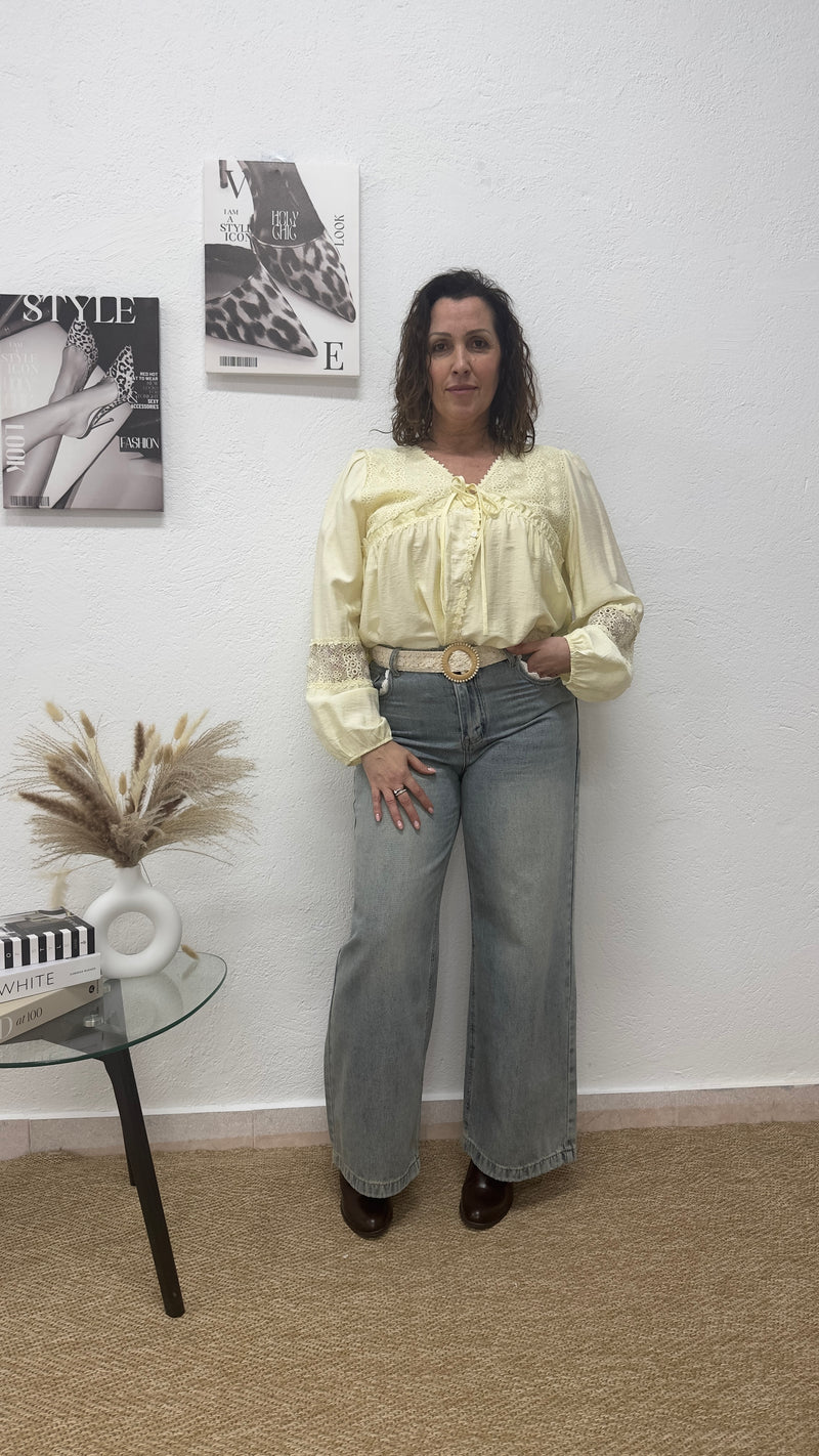 Blusa amarilla con bordado floral