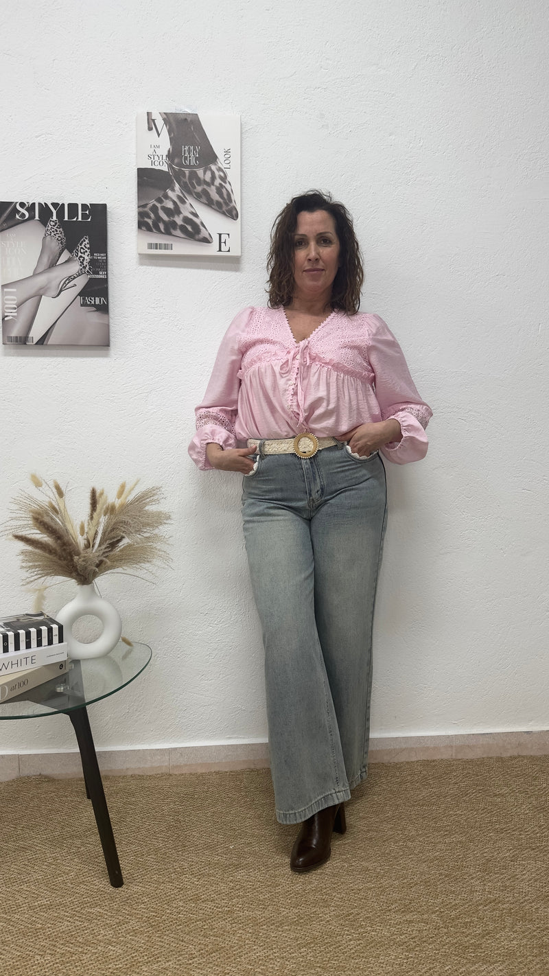 Blusa rosa con bordado floral