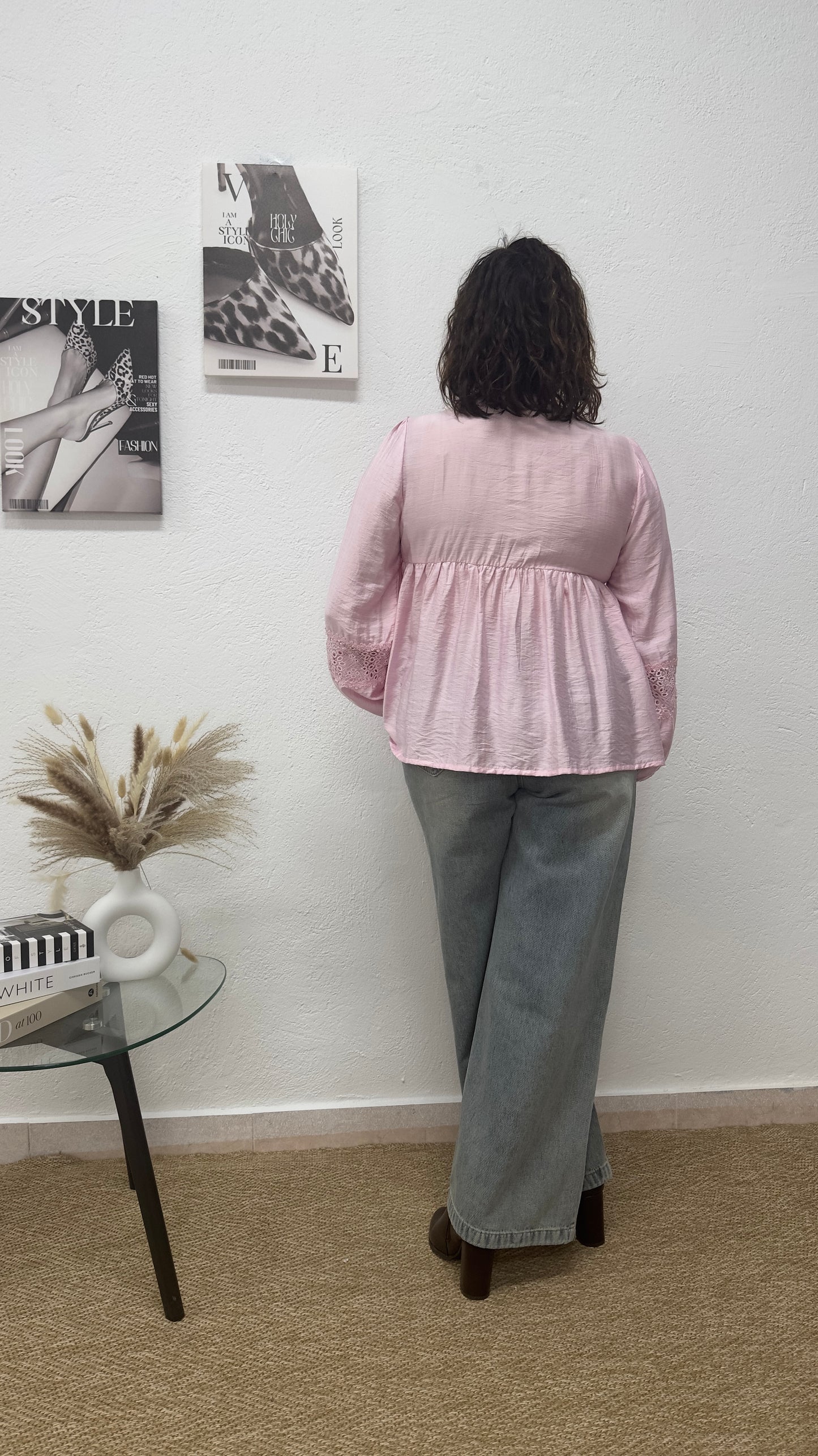 Blusa rosa con bordado floral