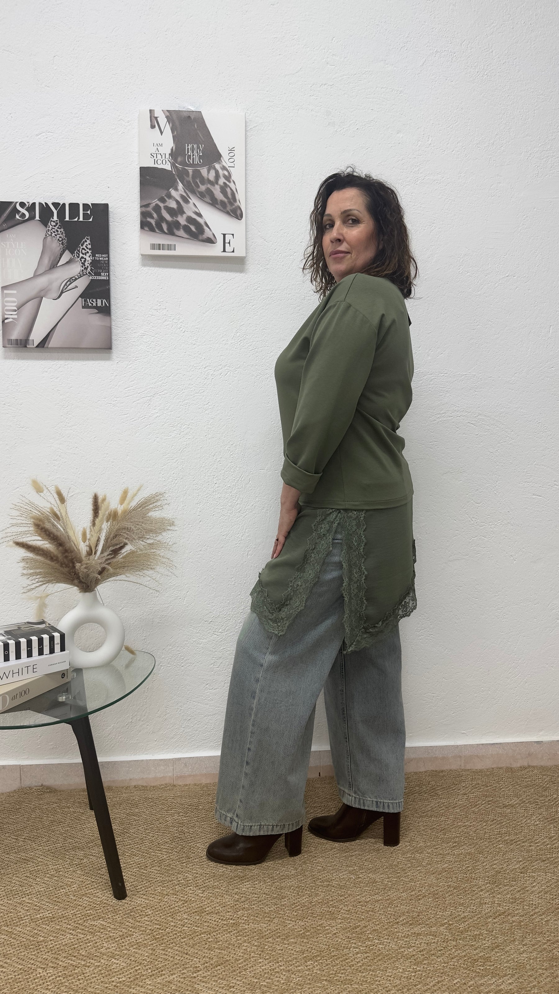Blusa verde asimétrica con raso y encaje
