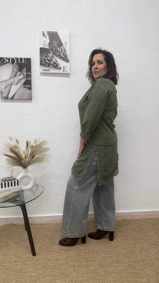 Blusa verde asimétrica con raso y encaje
