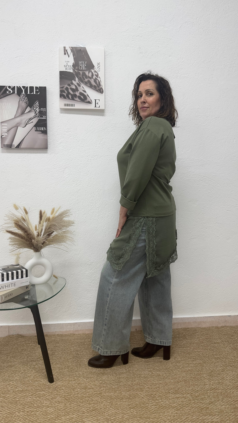 Blusa verde asimétrica con raso y encaje