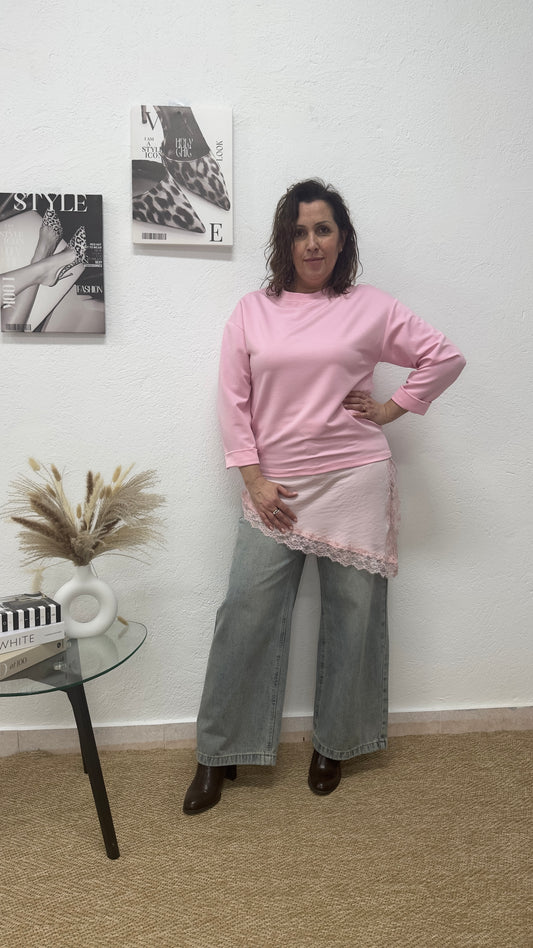 Blusa rosa asimétrica con raso y encaje