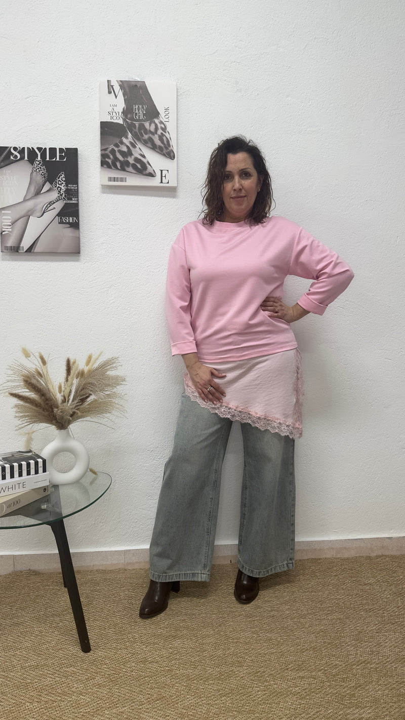 Blusa rosa asimétrica con raso y encaje