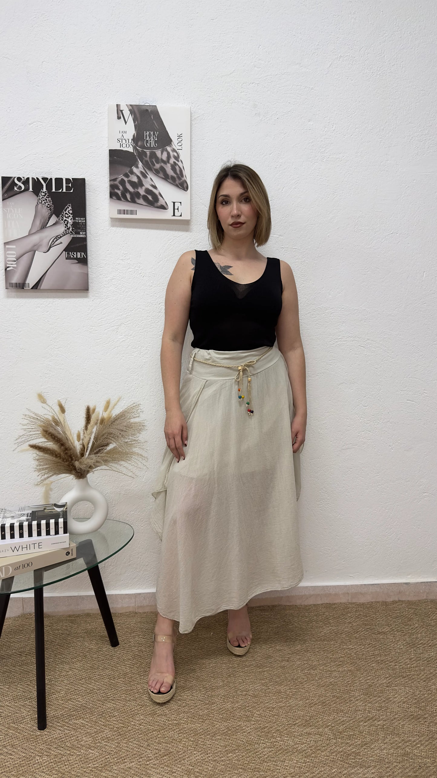 Falda midi beige con cinturón trenzado