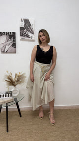 Falda midi beige con cinturón trenzado