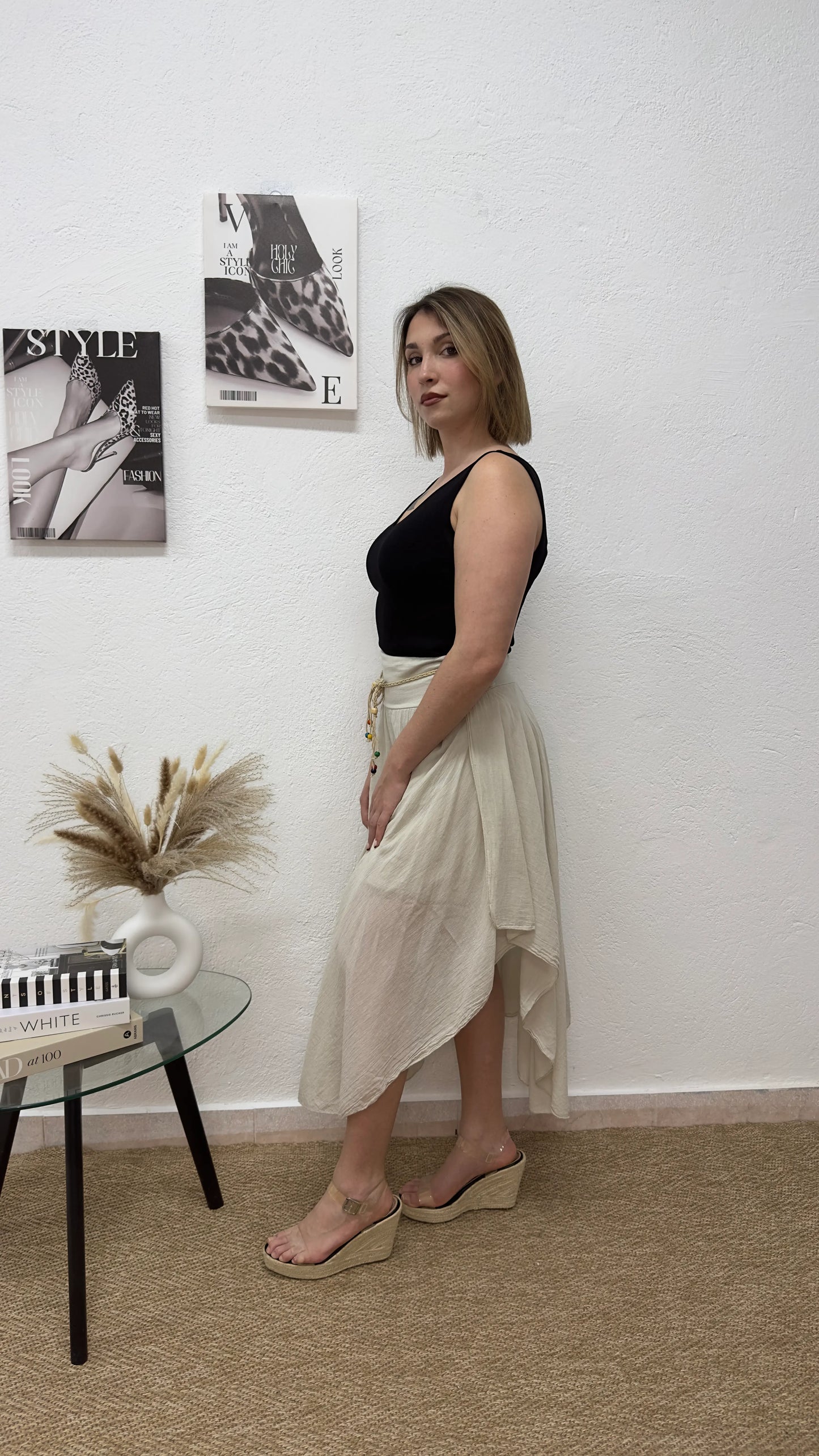 Falda midi beige con cinturón trenzado