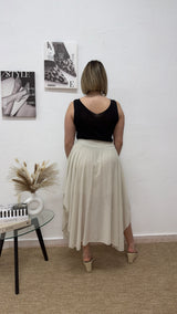 Falda midi beige con cinturón trenzado