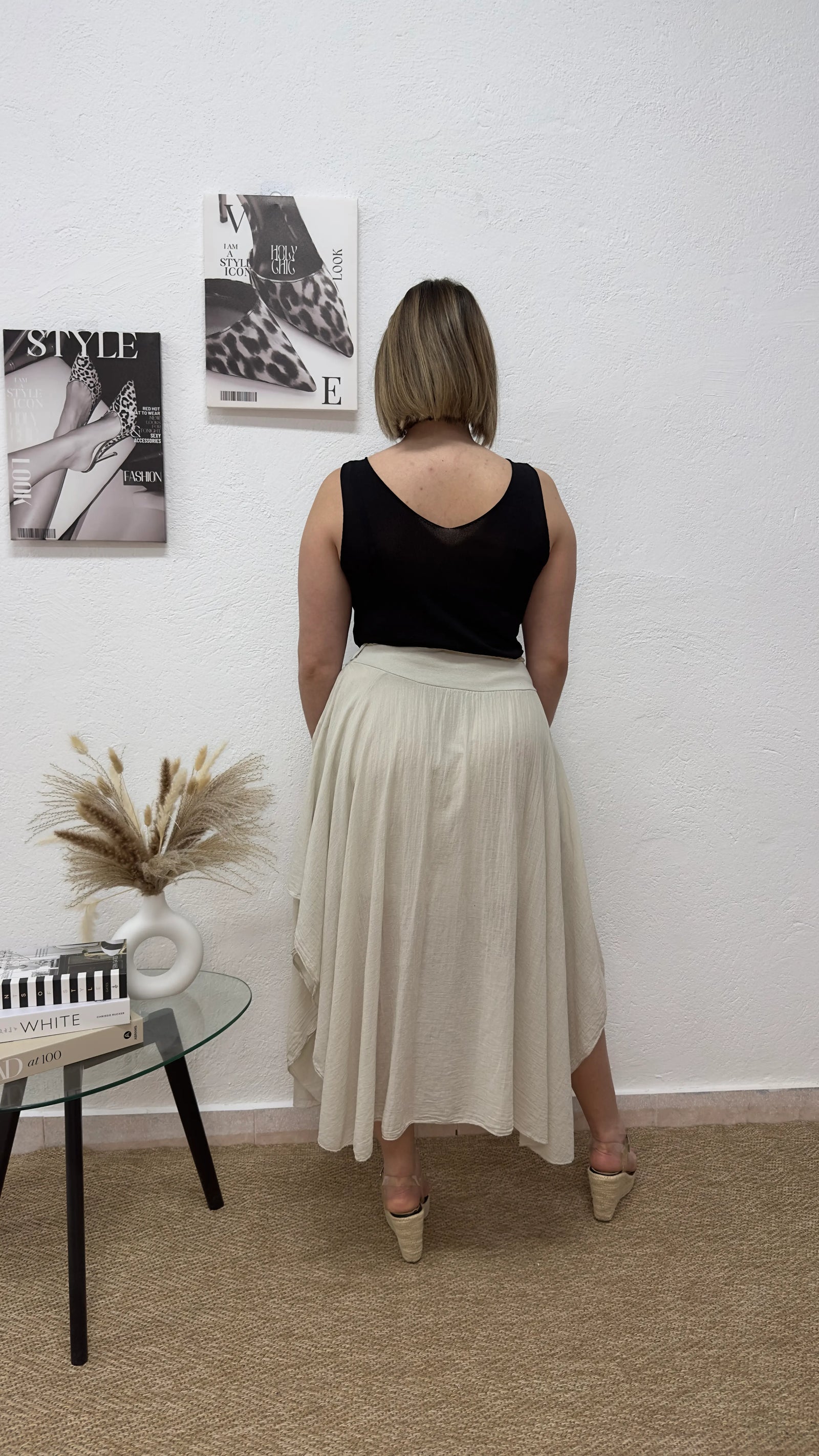 Falda midi beige con cinturón trenzado