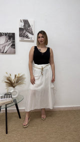 Falda midi blanca con cinturón trenzado.