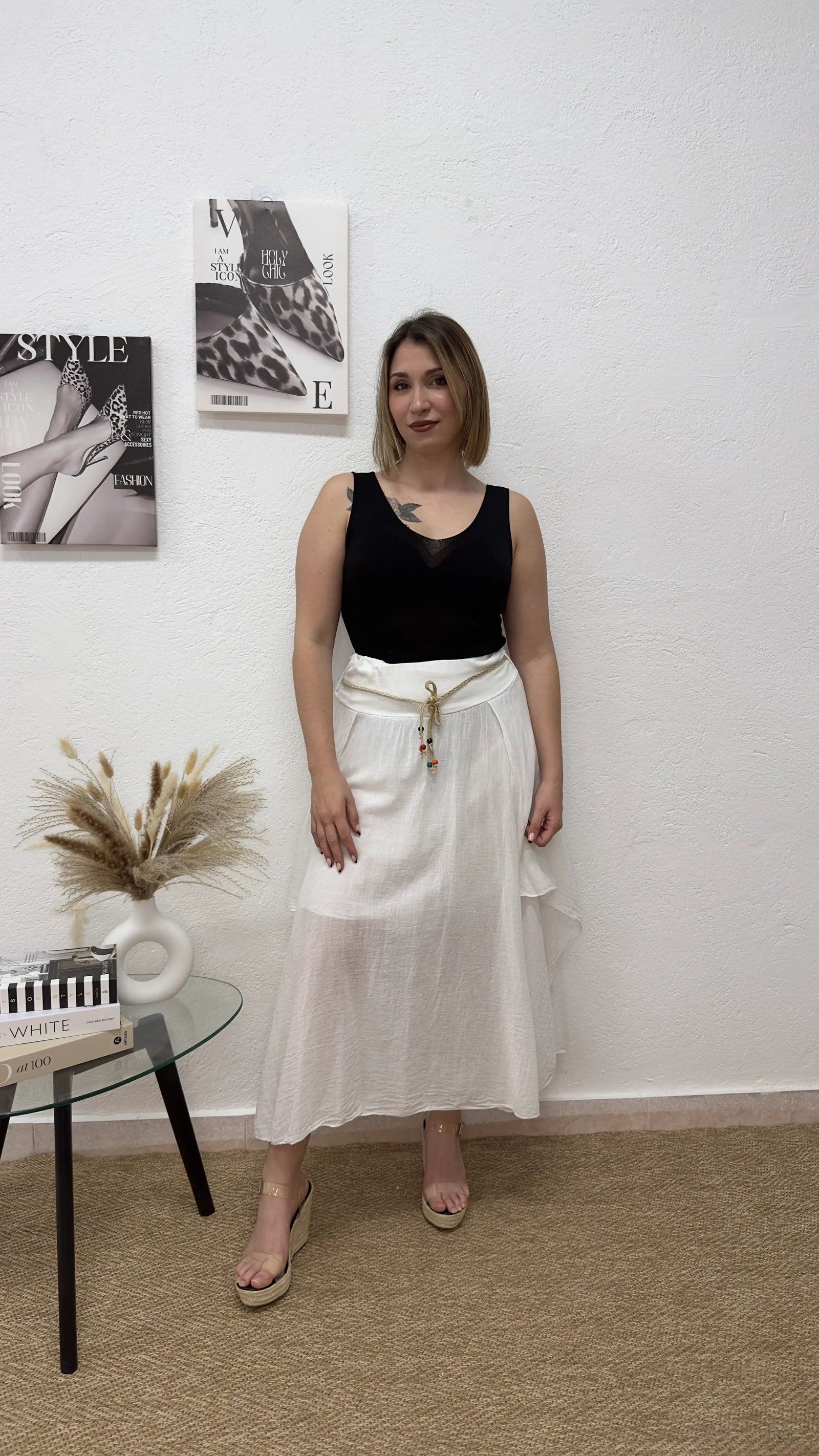 Falda midi blanca con cinturón trenzado.