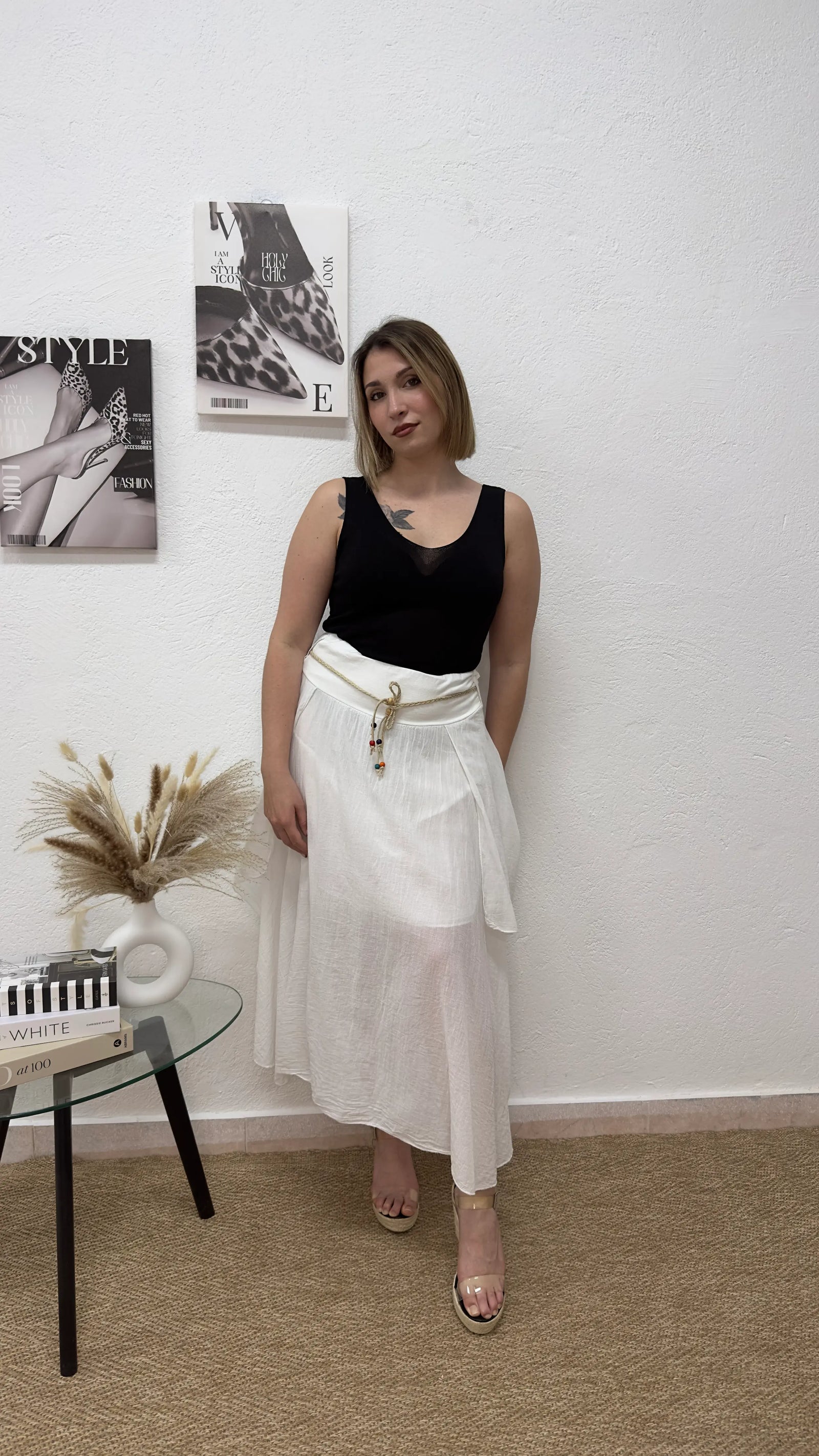 Falda midi blanca con cinturón trenzado.
