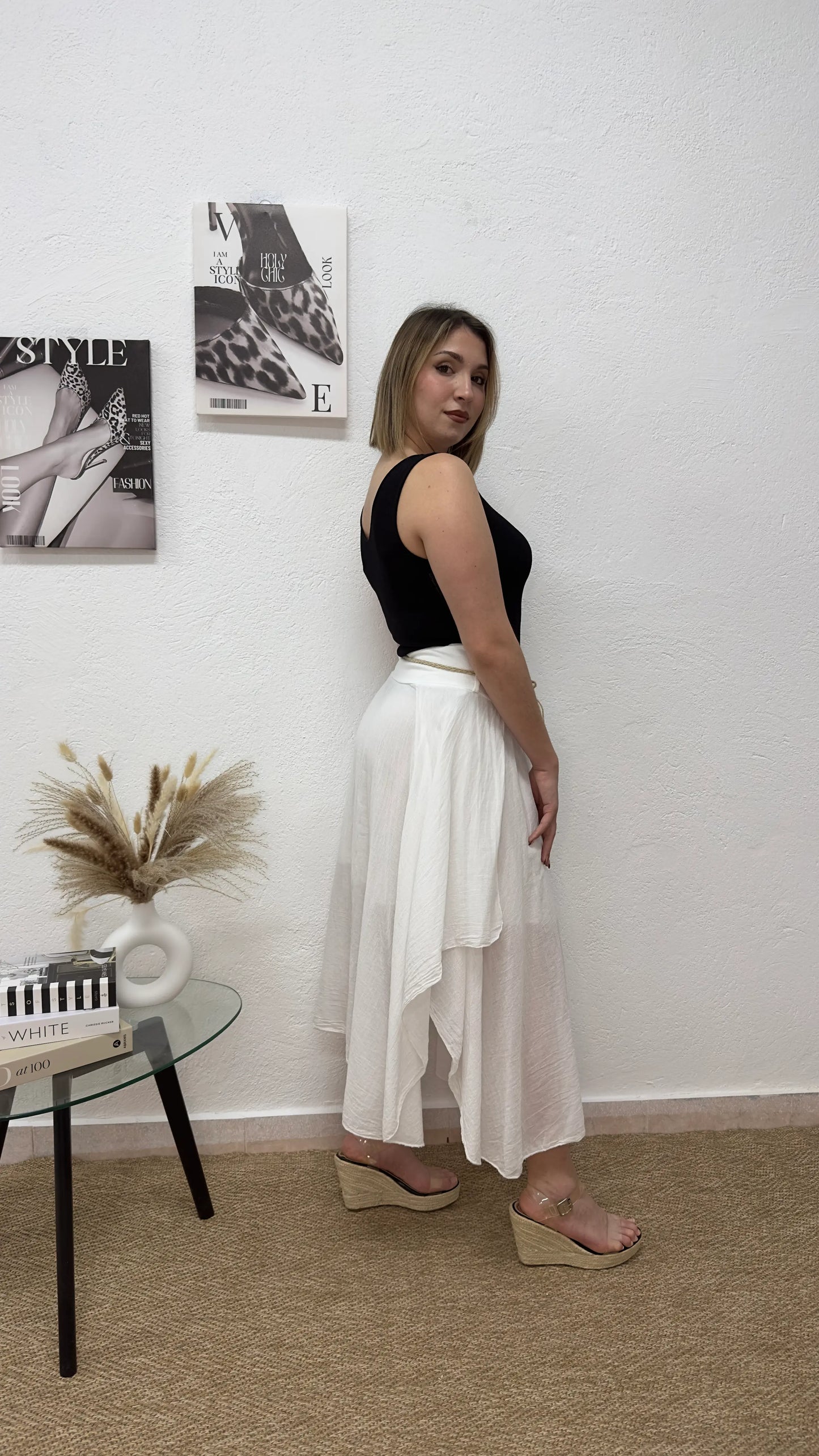 Falda midi blanca con cinturón trenzado.