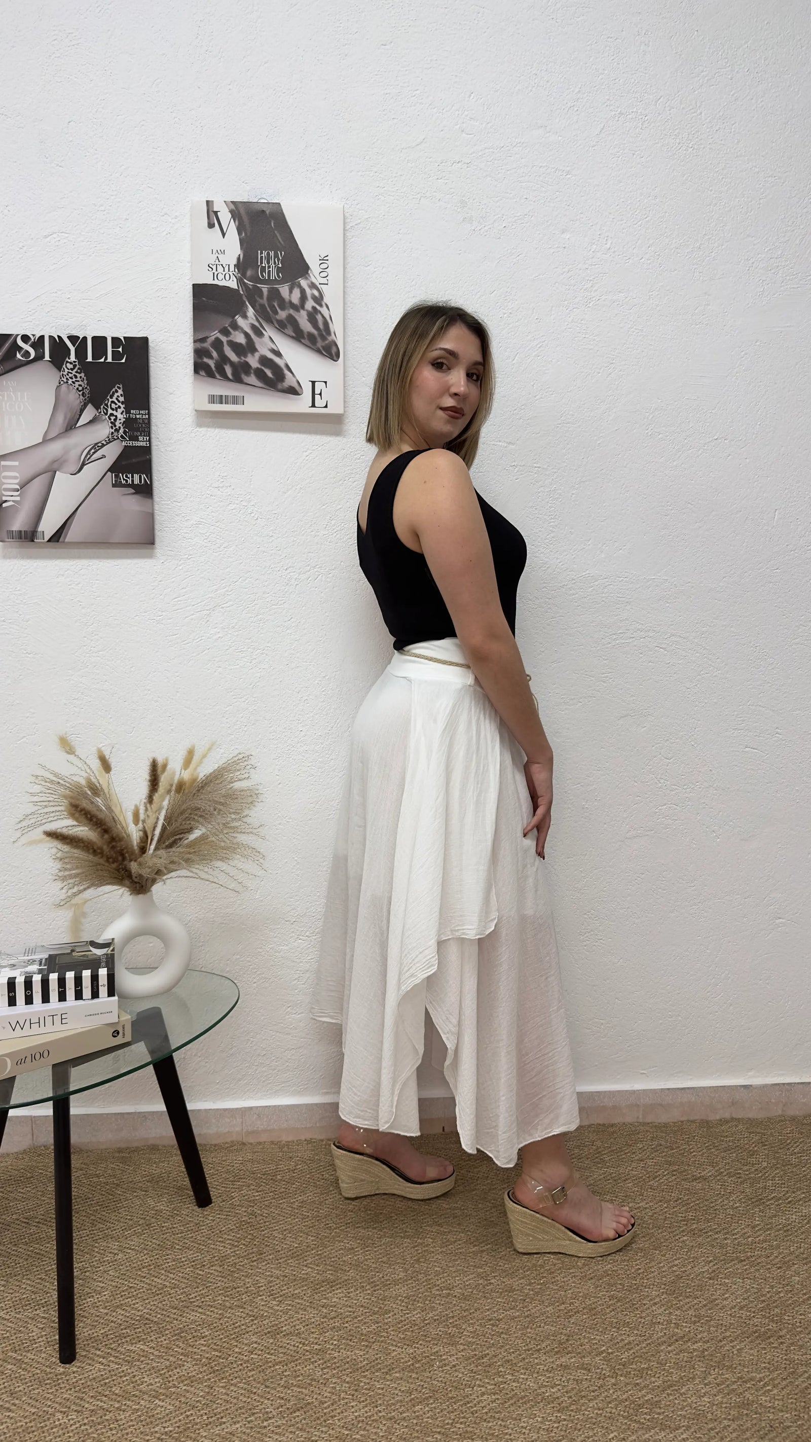 Falda midi blanca con cinturón trenzado.
