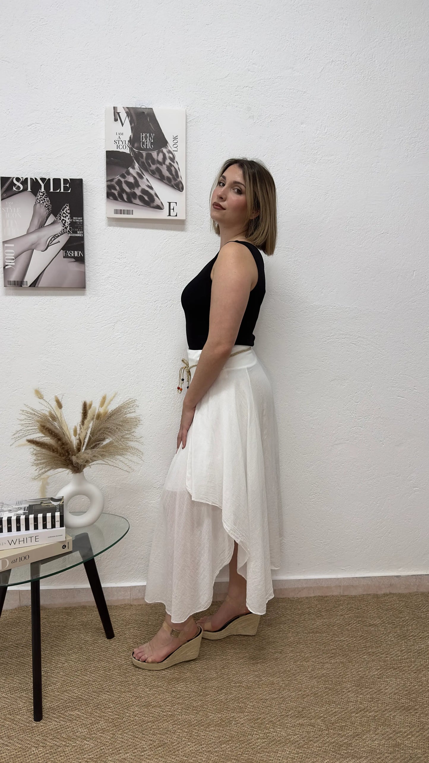 Falda midi blanca con cinturón trenzado.