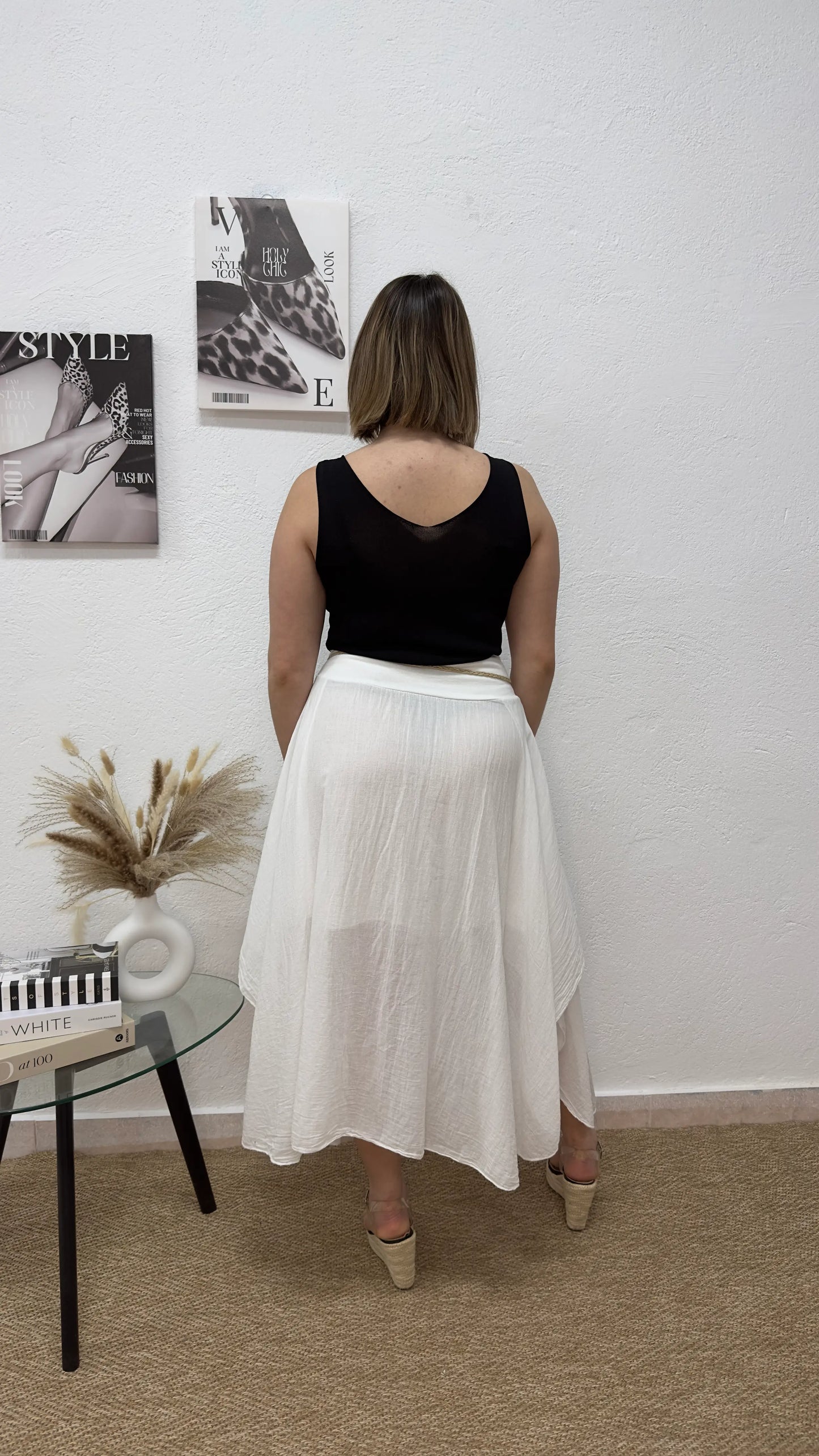 Falda midi blanca con cinturón trenzado.