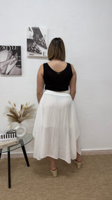 Falda midi blanca con cinturón trenzado.