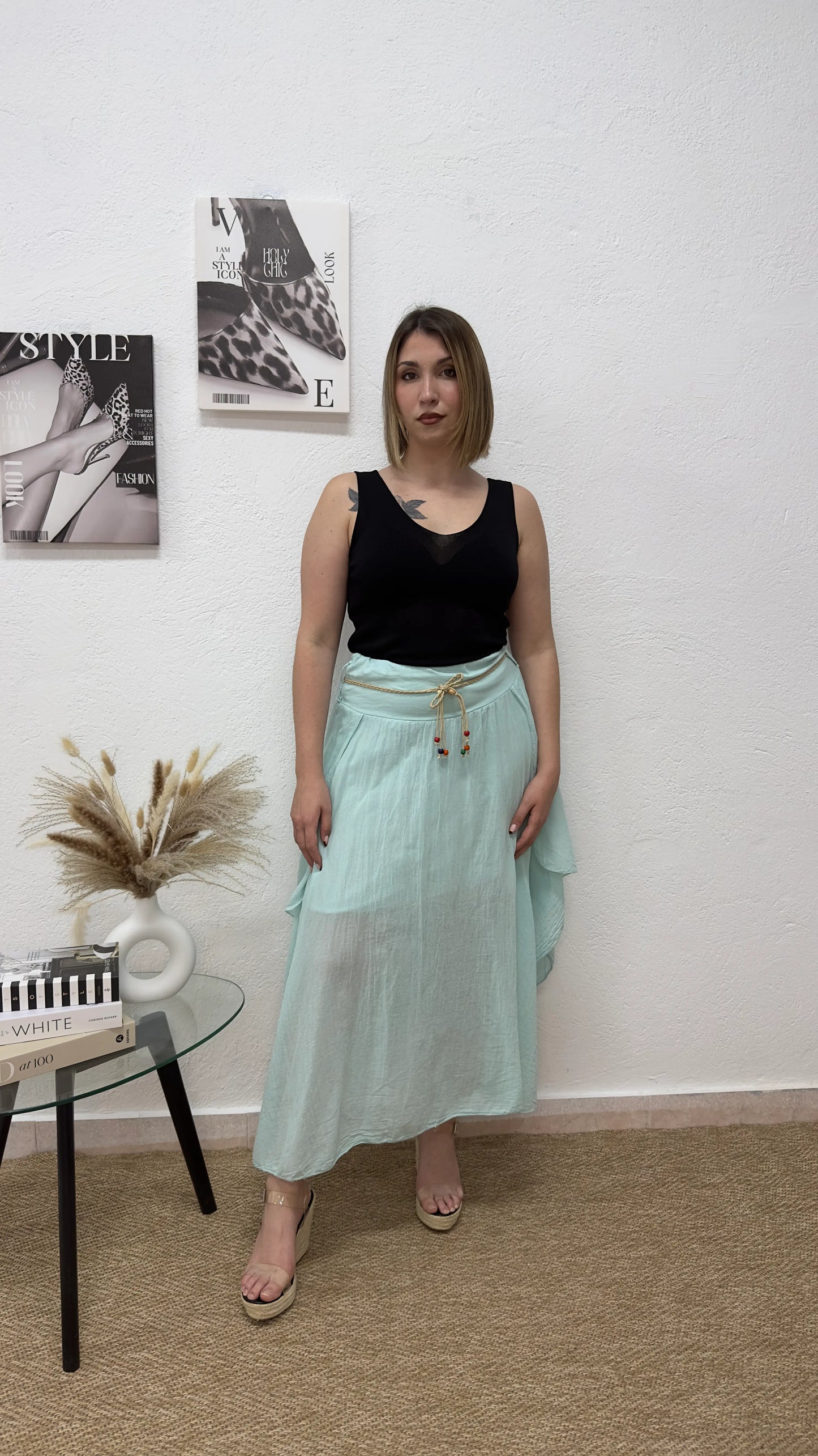 Falda midi agua marina con cinturón trenzado