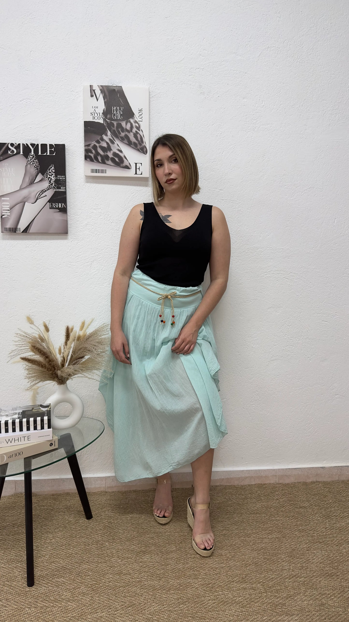 Falda midi agua marina con cinturón trenzado