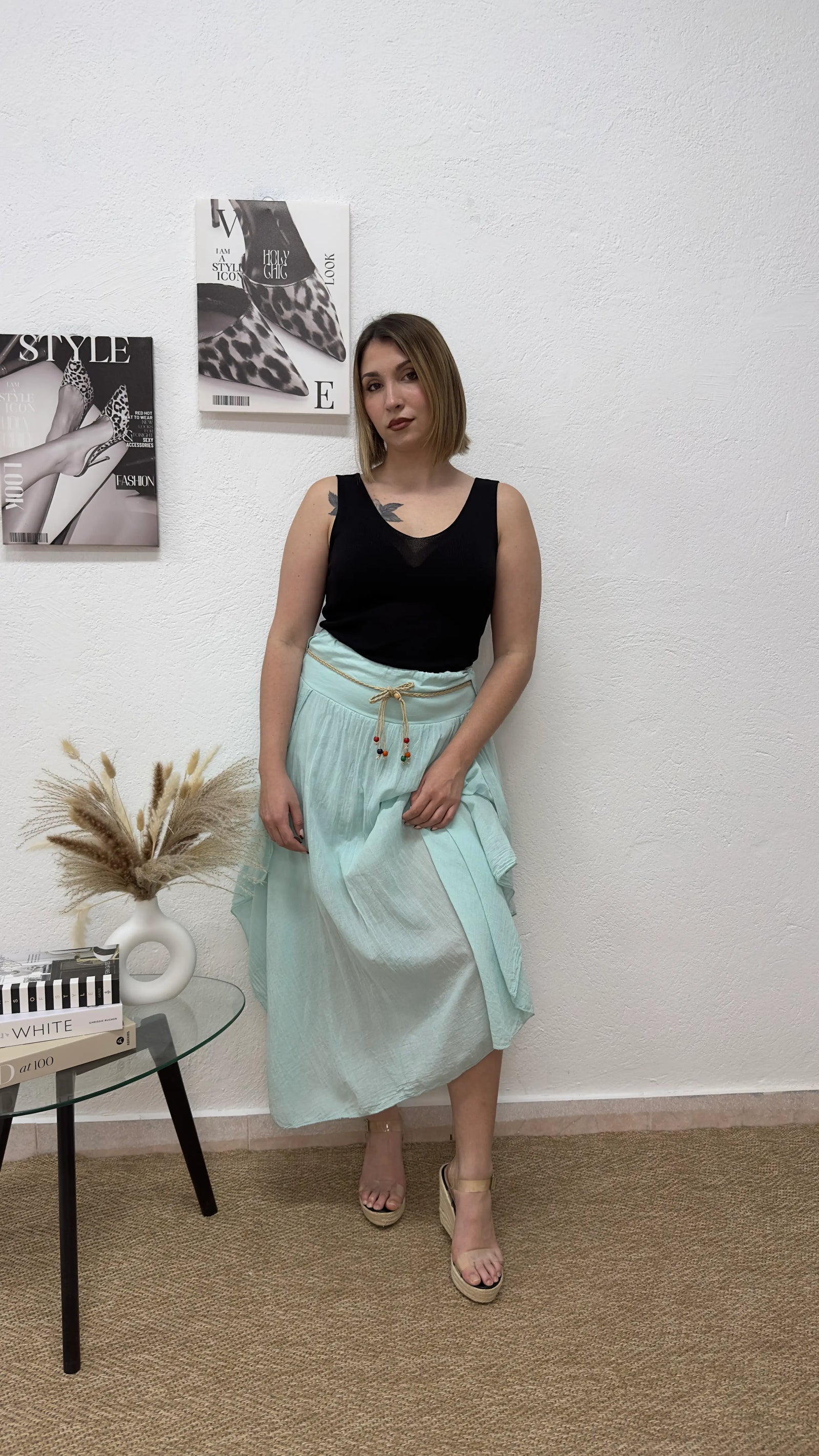 Falda midi agua marina con cinturón trenzado