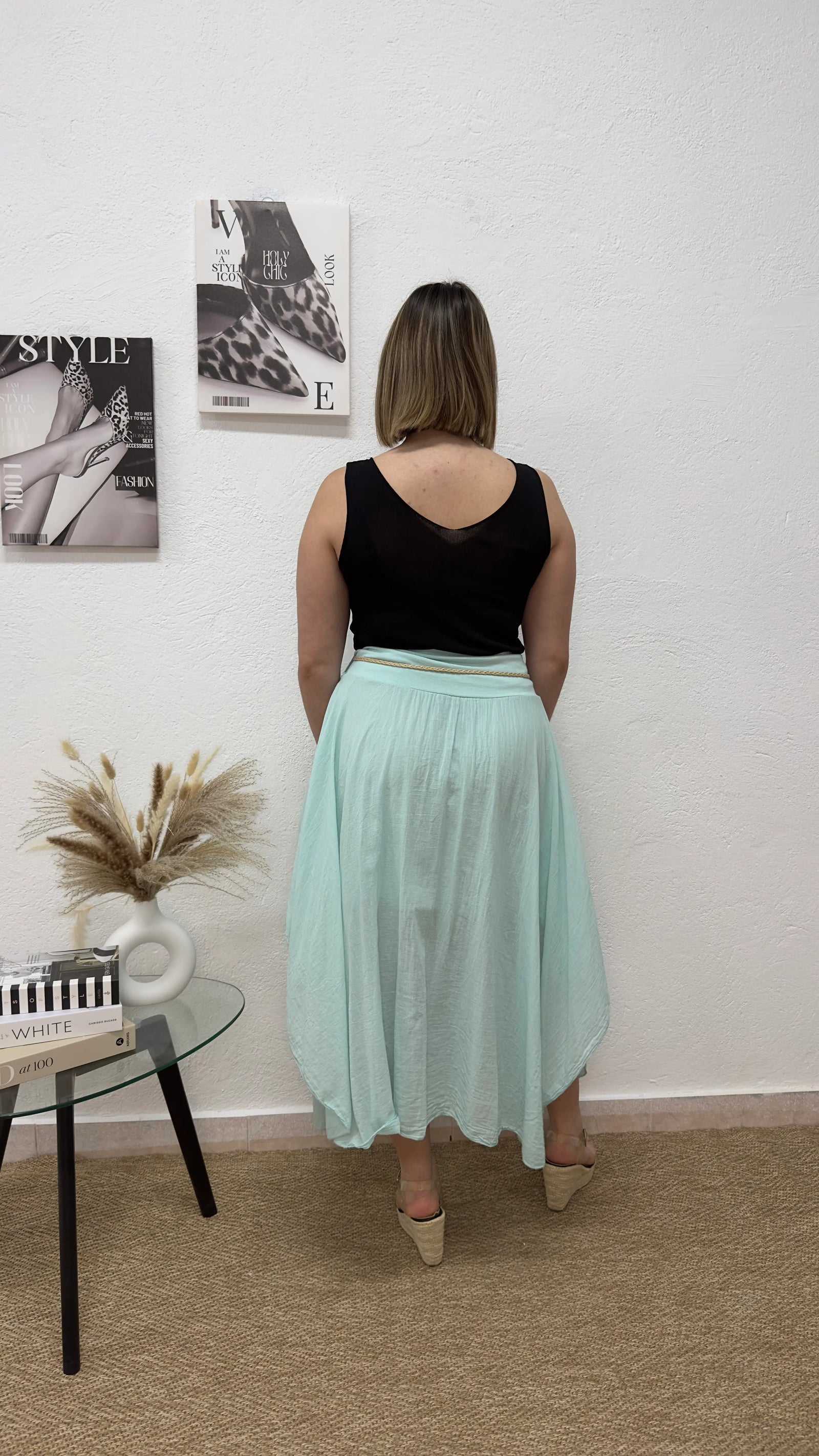 Falda midi agua marina con cinturón trenzado