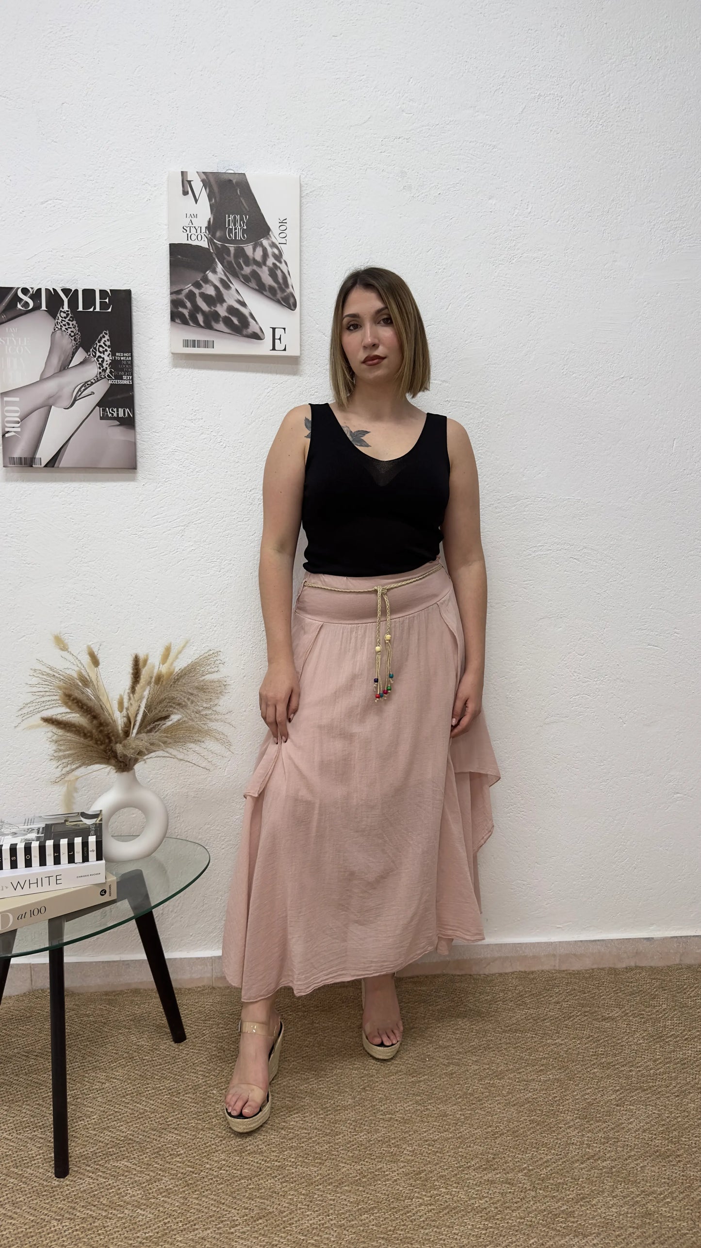 Falda midi rosa con cinturón trenzado