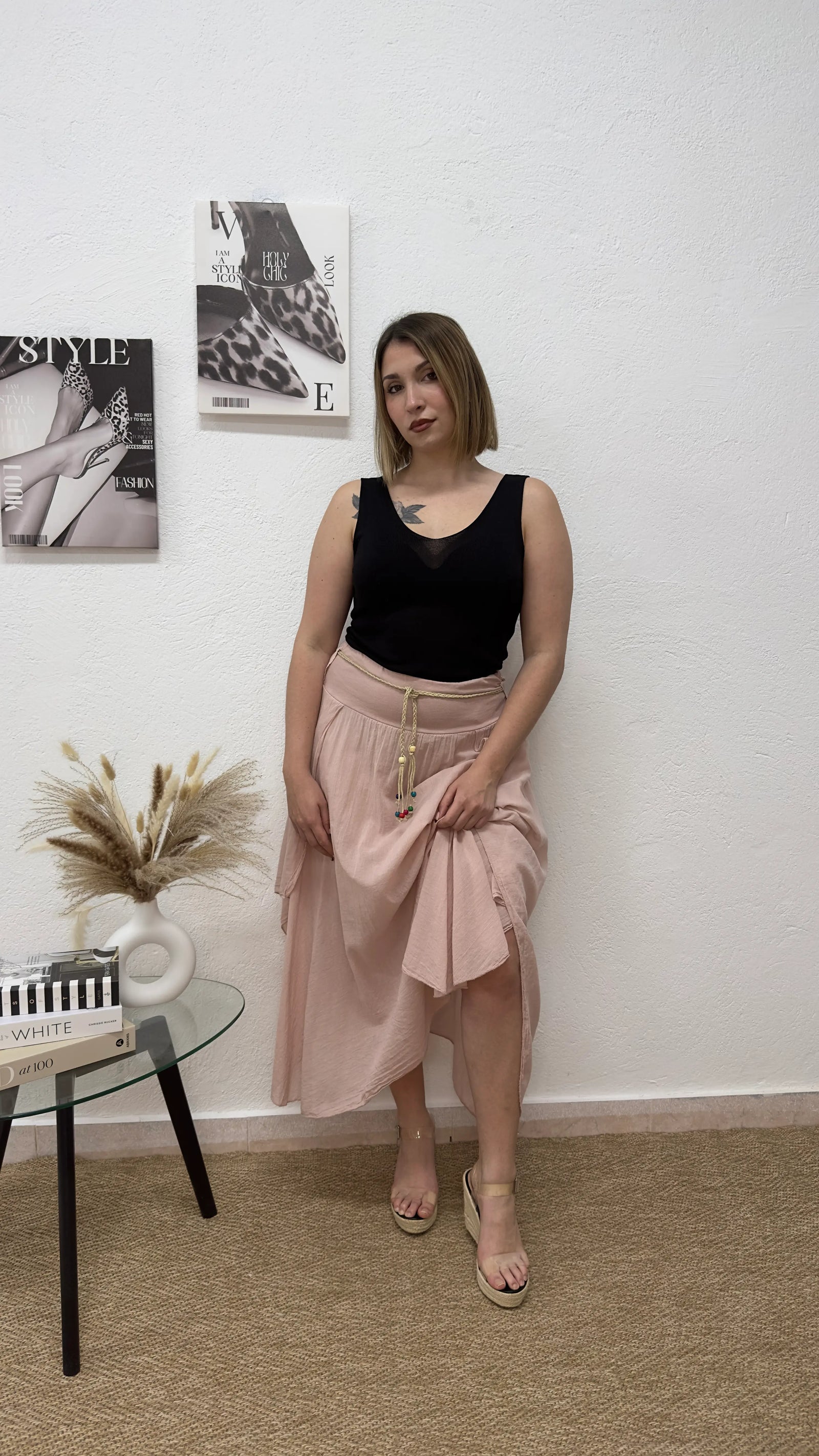 Falda midi rosa con cinturón trenzado