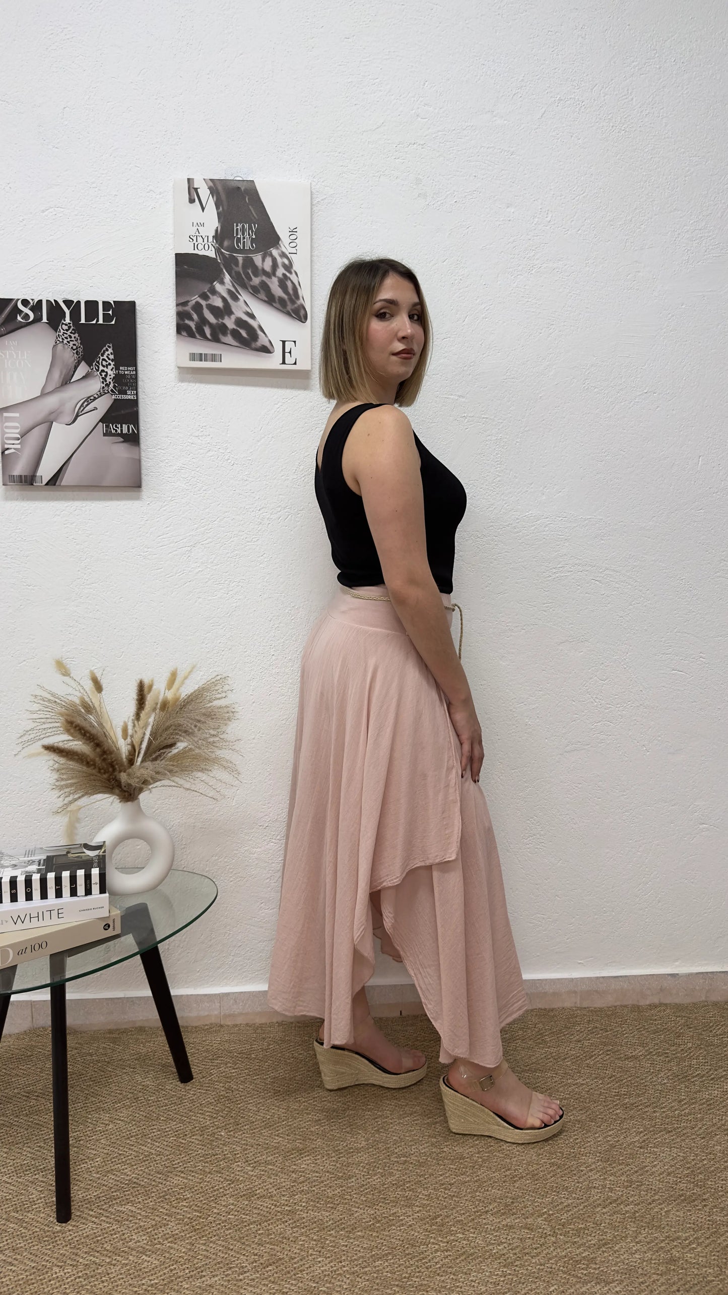 Falda midi rosa con cinturón trenzado