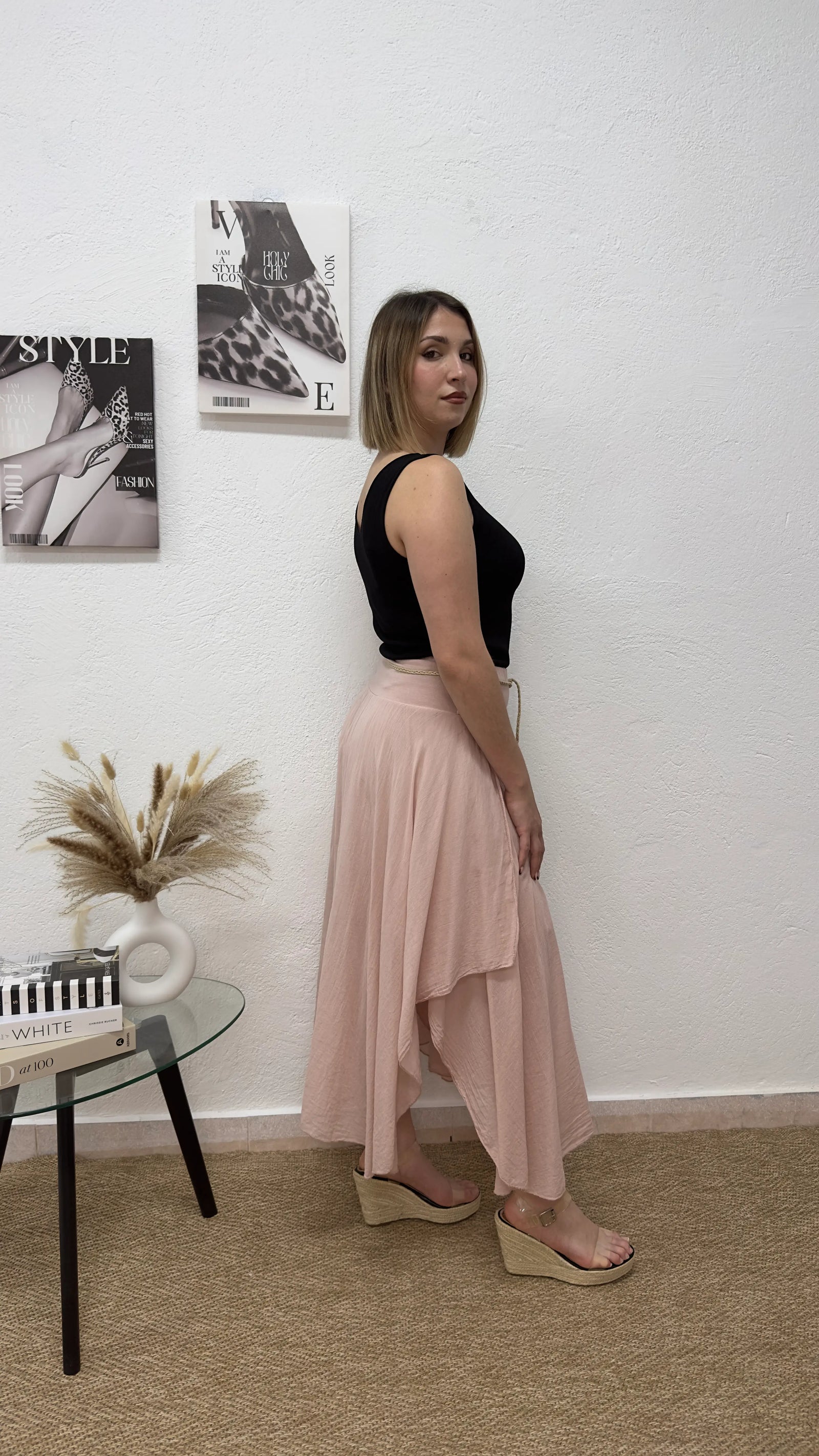 Falda midi rosa con cinturón trenzado