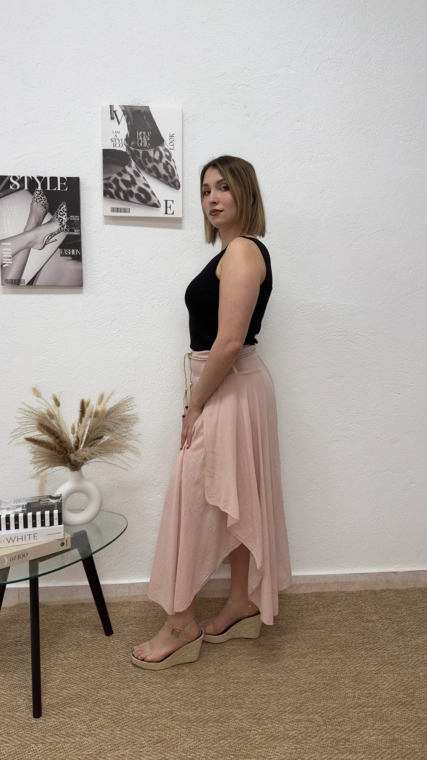 Falda midi rosa con cinturón trenzado