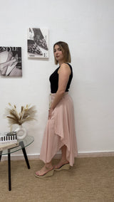 Falda midi rosa con cinturón trenzado