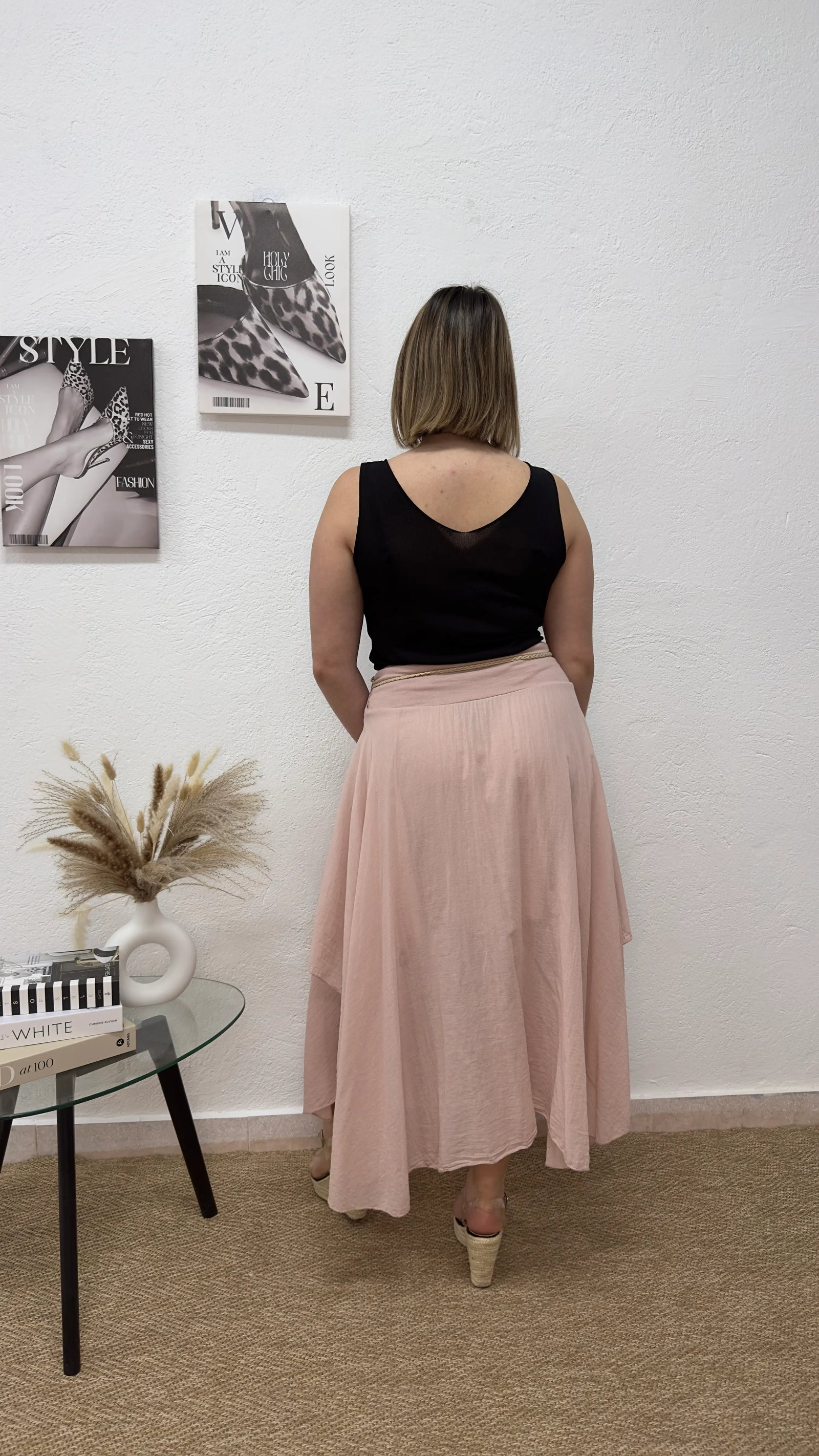 Falda midi rosa con cinturón trenzado