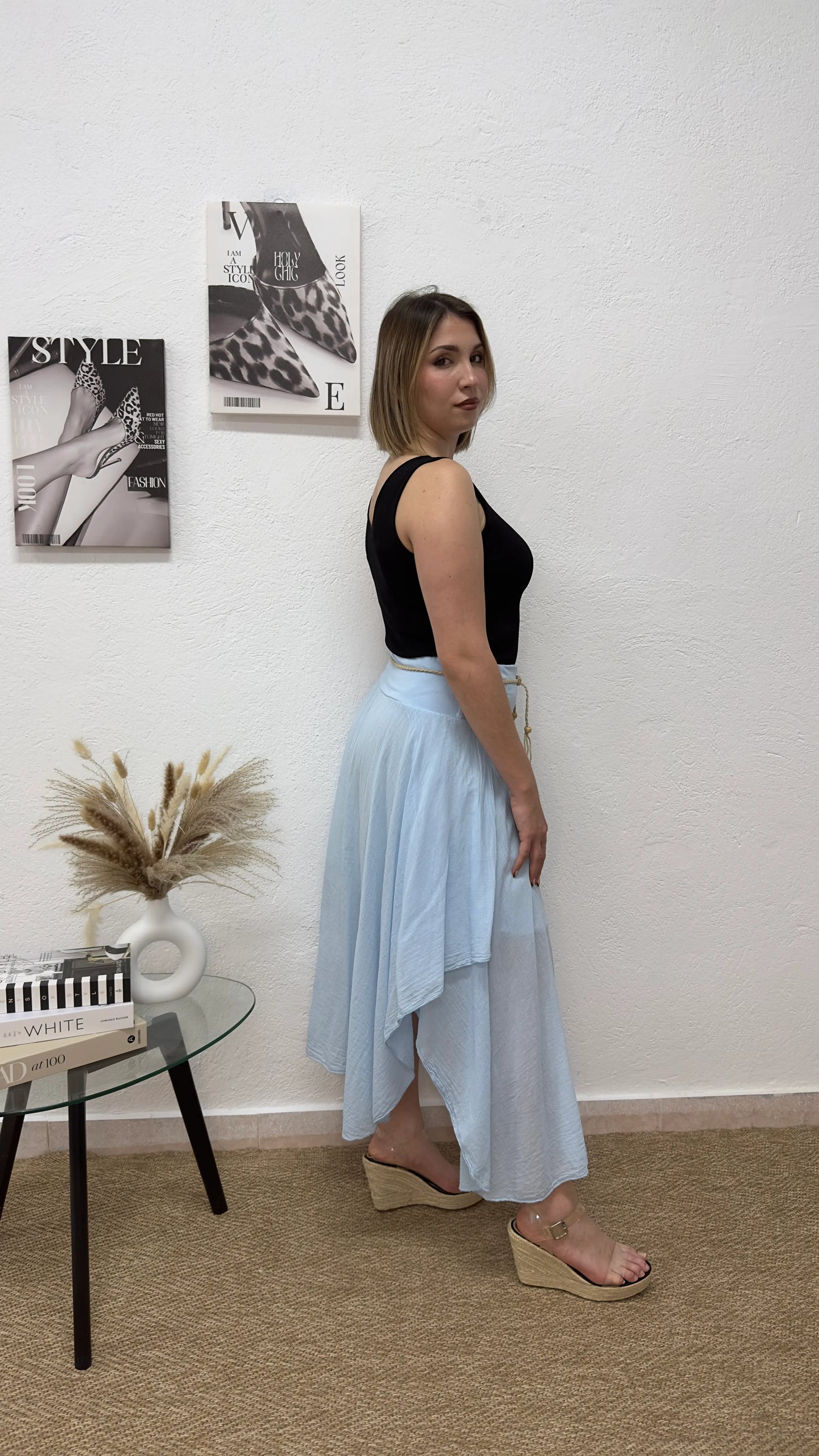 Falda midi azul bebé con cinturón trenzado