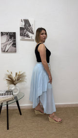 Falda midi azul bebé con cinturón trenzado