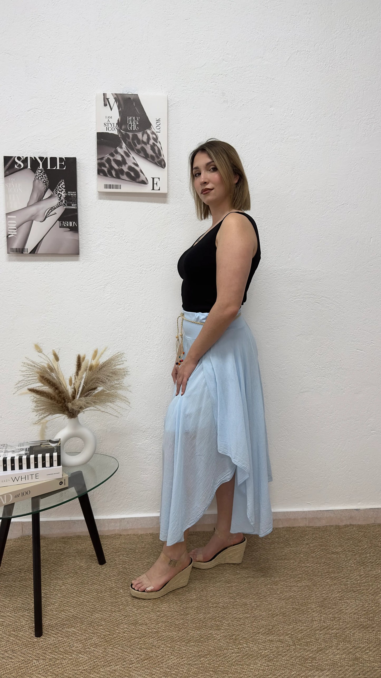 Falda midi azul bebé con cinturón trenzado