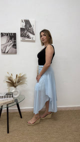 Falda midi azul bebé con cinturón trenzado