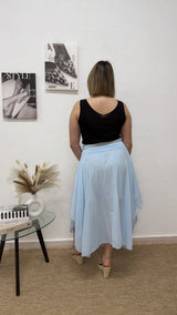 Falda midi azul bebé con cinturón trenzado