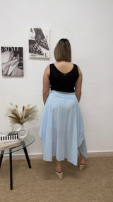 Falda midi azul bebé con cinturón trenzado