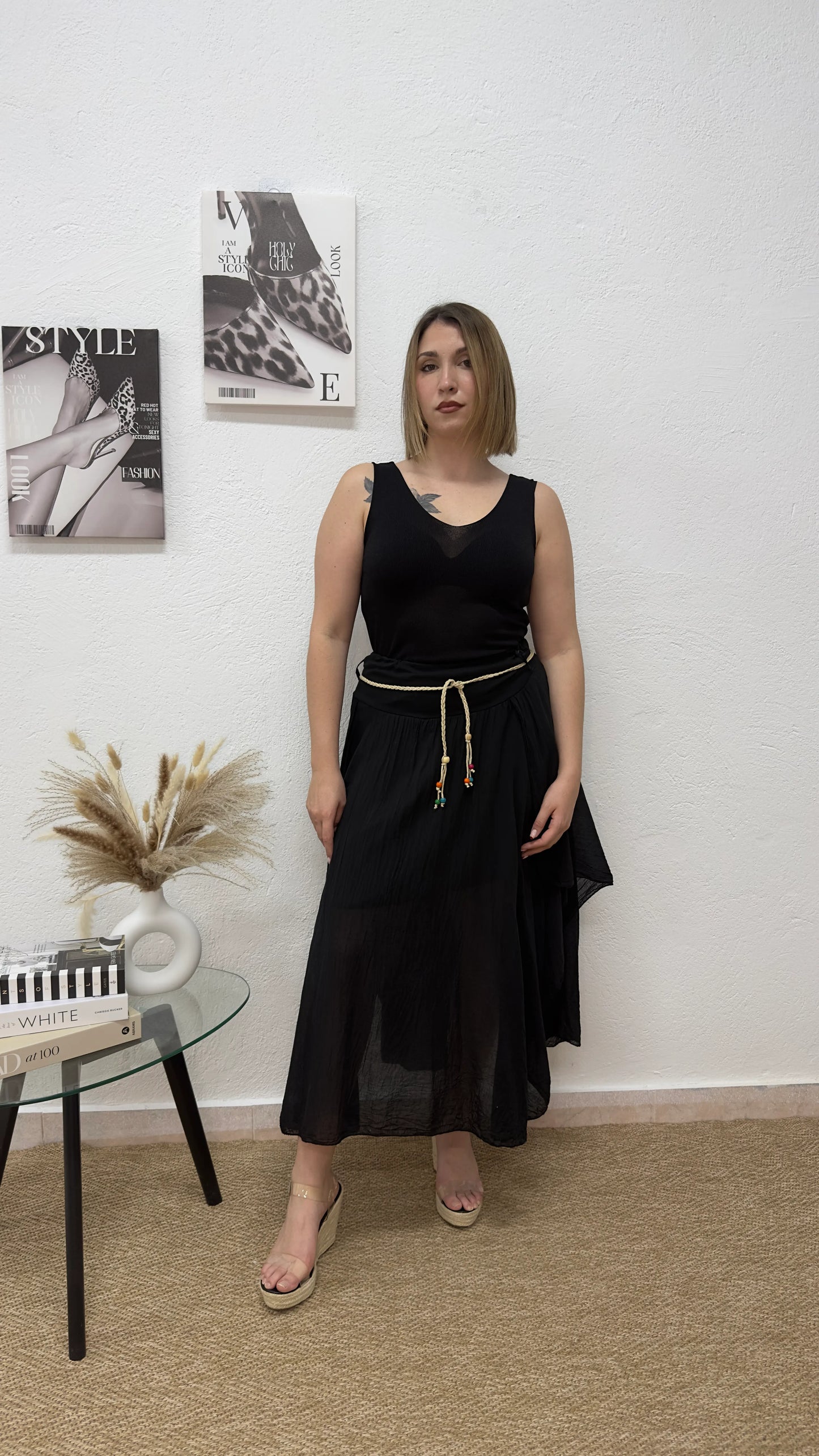 Falda midi negra con cinturón trenzado