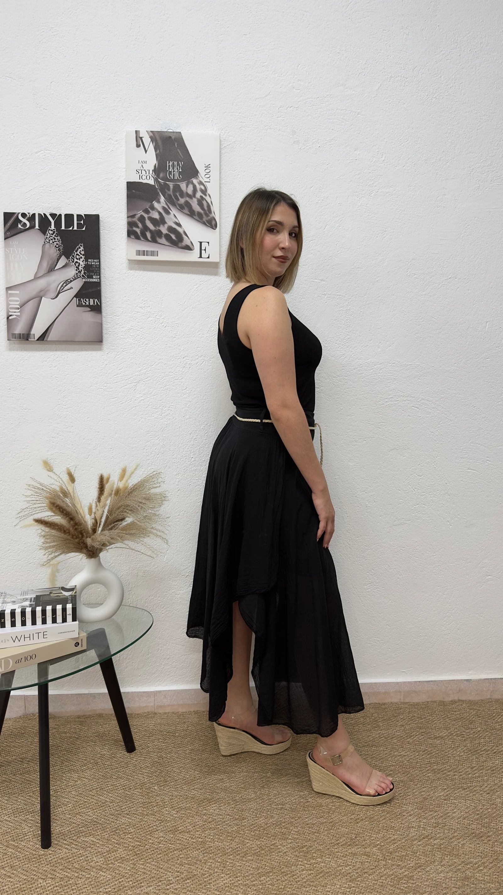 Falda midi negra con cinturón trenzado