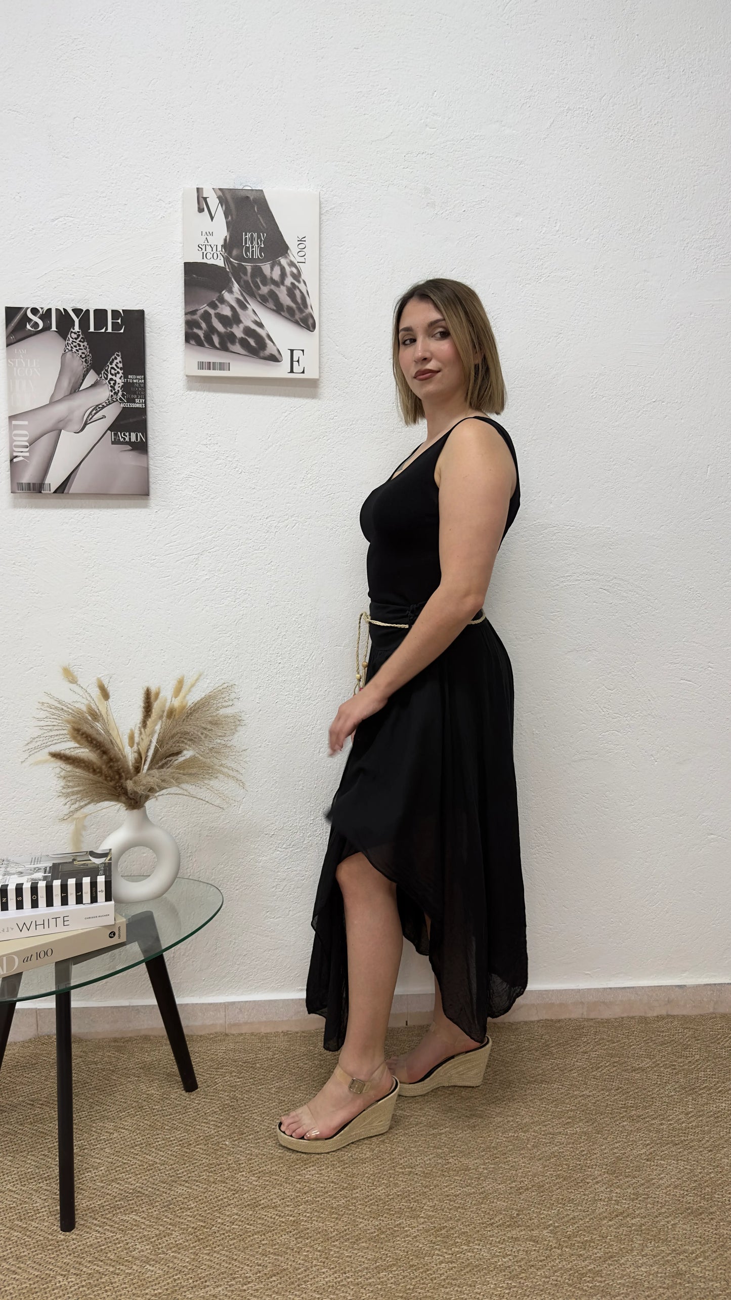 Falda midi negra con cinturón trenzado