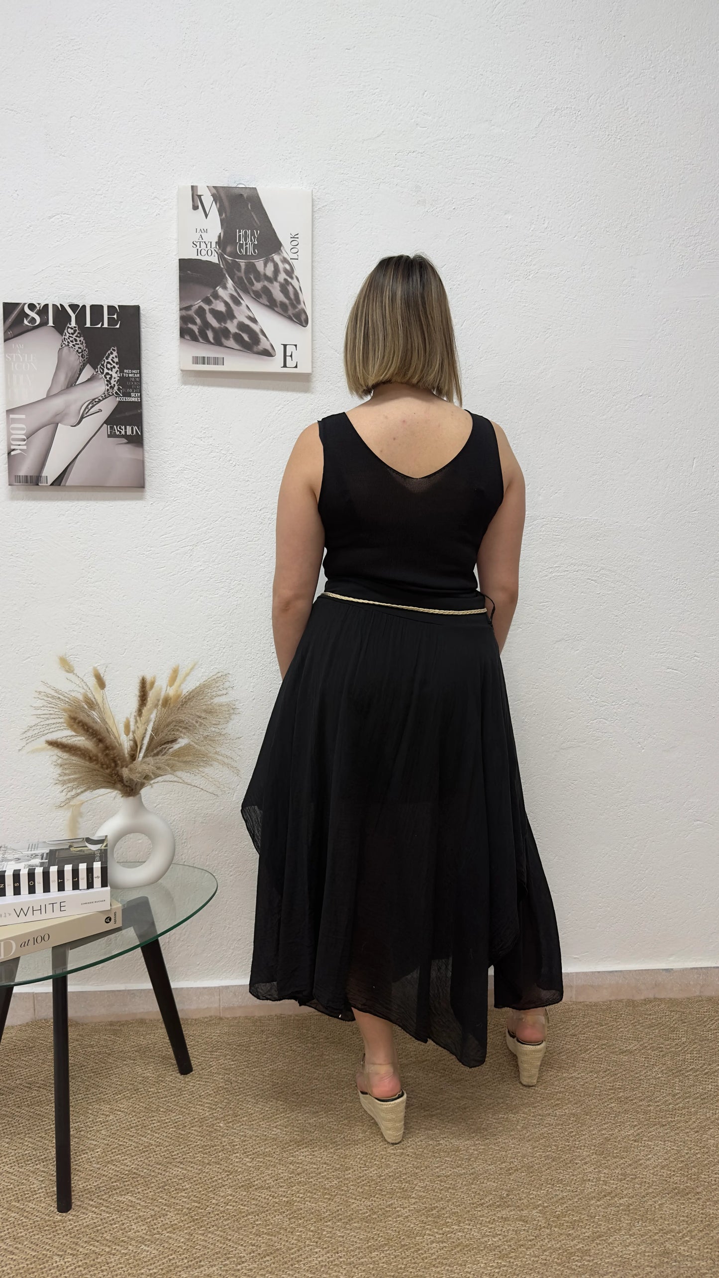 Falda midi negra con cinturón trenzado