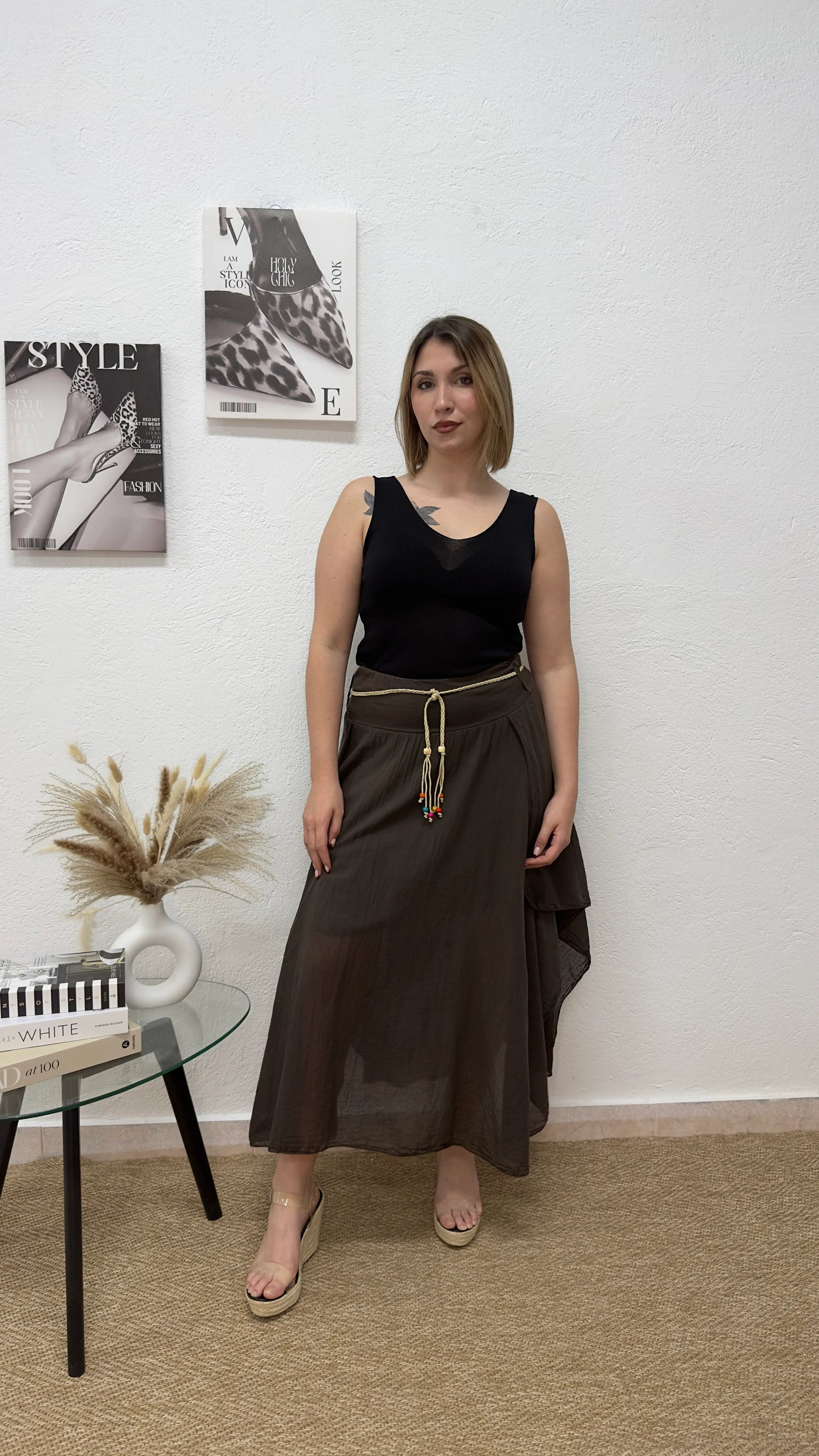 Falda midi marrón con cinturón trenzado.