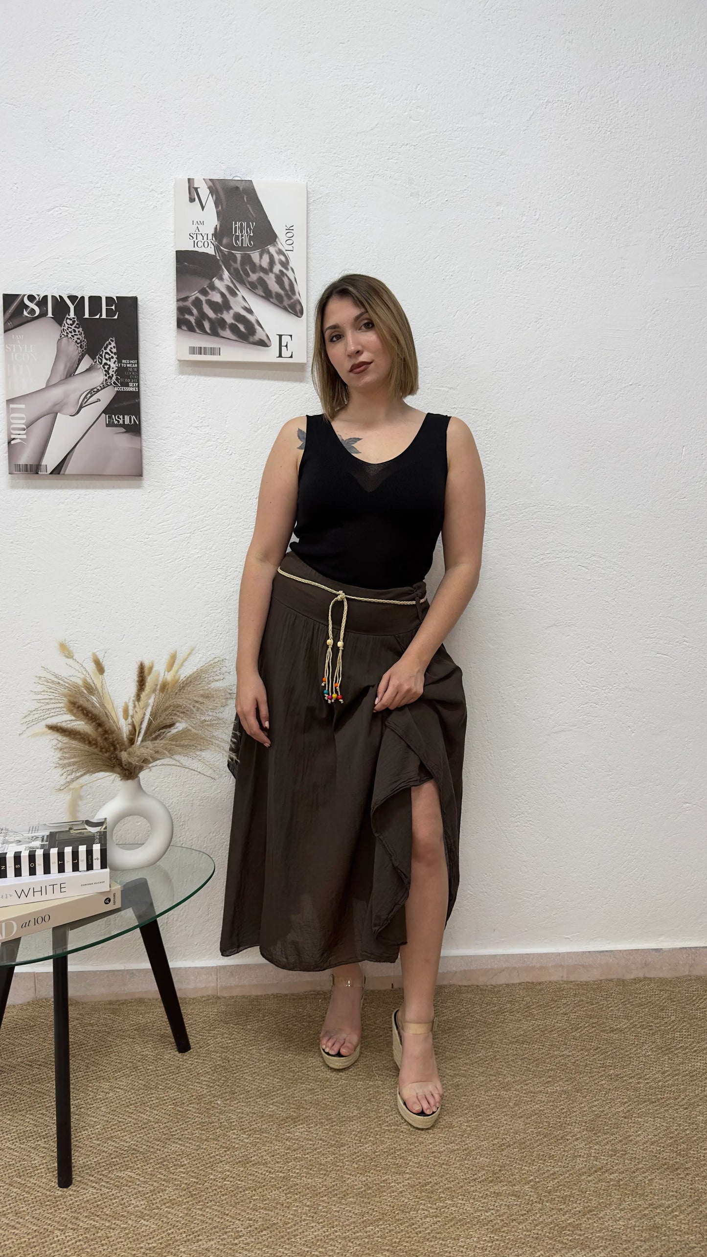 Falda midi marrón con cinturón trenzado.