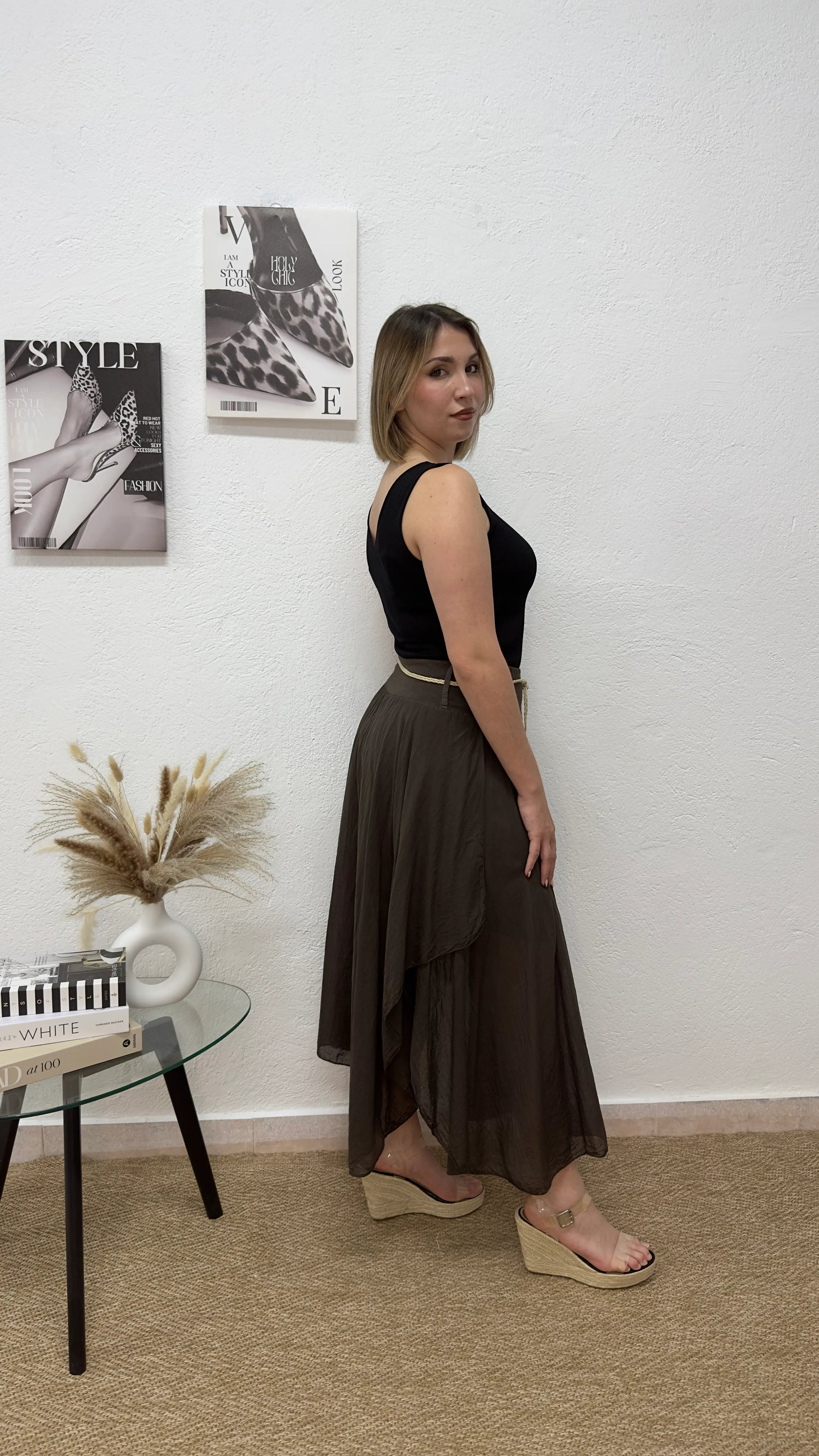 Falda midi marrón con cinturón trenzado.